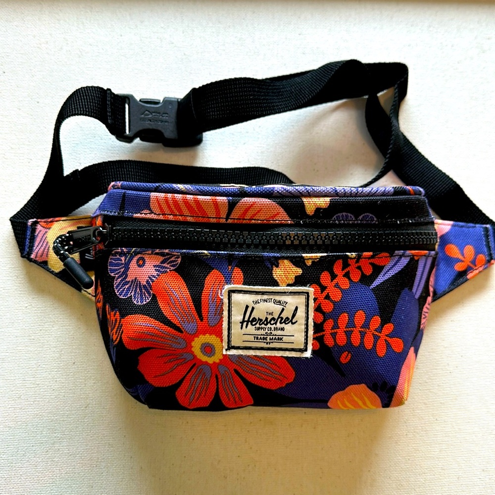 NEW: Herschel cross body bag